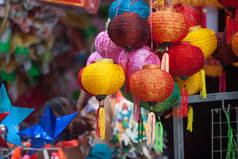 河内/越南- 2020年9月1日：传统市场出售五彩缤纷、形状各异的灯笼、狮头、鼓......市集设于河内旧城区.