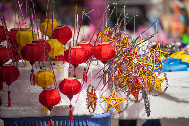 河内/越南- 2020年9月1日：传统市场出售五彩缤纷、形状各异的灯笼、<strong>狮头</strong>、鼓......市集设于河内旧城区.