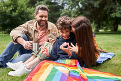 快乐可爱的父母和他们可爱的儿子在户外野餐