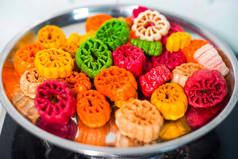 五颜六色的佛兰花在滚烫的热油中被炸，泡沫不断形成，这种受欢迎的北印地安人小吃和街头食品的尺寸越来越大