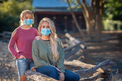 科维德19型流感大流行期间，一对母女带着面具，与他人保持安全距离，在户外享受一天的快乐时光