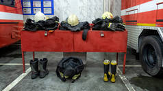 消防队员的制服放在桌子上，准备使用.