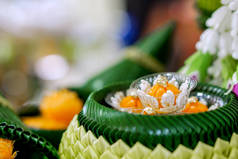 衣服和香蕉叶折叠成一个碗状，壶状，背景模糊，带有古老的泰国甜点。泰国甜品在泰国民族文化中独树一帜.