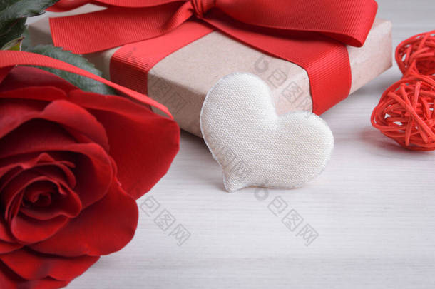 情人节礼物的背景情人节礼物的背景情人节礼物的背景，木制背景上的红丝带，礼物，红心