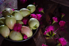 美丽的明暗摄影马来苹果和粉红马来苹果花在木制桌子上，水果摄影，美丽的静物摄影侧视图，明暗摄影，Syzygium马六甲