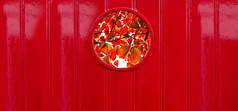 圆形或圆形窗户与自然红秋留下五彩斑斓的木墙建筑背景 