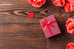 情人节作品集，紫色礼盒，红心木制背景