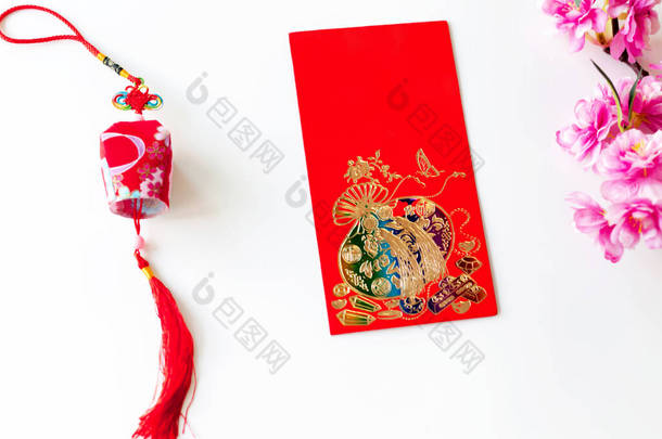 红包放在白色的背景上，红包是在农历新年、<strong>元旦</strong>等特殊<strong>日</strong>子送给你的礼物、鲜花和中国灯笼, 