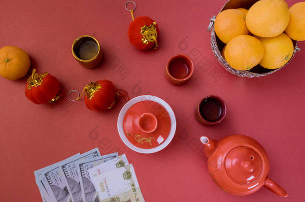 中国阴阳护身符挂在红包上，中国新年装饰品，美圆和橘子中国茶