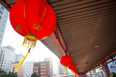由中国传统红灯笼连接的人行天桥通往邻近设施.