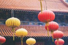 中国庙宇周围挂着五彩缤纷的灯