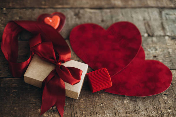 时尚工艺礼品盒，红色缎带和红色天鹅绒的心脏在乡村的木制背景，喜怒无常的形象。情人节快乐和<strong>爱</strong>的概念。<strong>母亲节</strong>祝贺