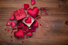 礼物盒和红心在木制背景上升起，为爱情婚礼或情人节留有复制的空间.