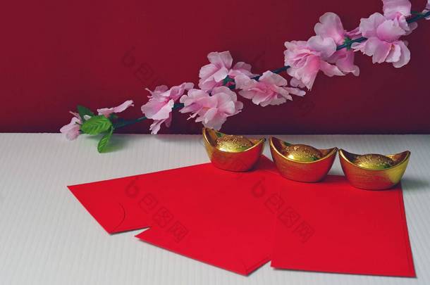 <strong>春节</strong>装饰品或红包金块或金块镶嵌在红色的<strong>背景</strong>上，梅花盛开，吉祥吉祥，财源滚滚.