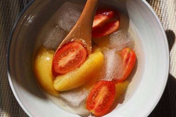 糖黄桃、樱桃番茄、冰块