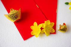 农历新年装饰与幸运金条和花朵隔离在白色。