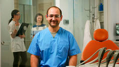 牙科诊所男护士面带微笑的画像