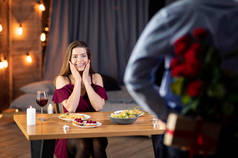 爱情男人惊喜女友红玫瑰在饭店浪漫约会中的应用