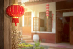 中国灯笼挂在房子前面，背景是阳光
