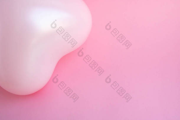 粉色气球，心形，粉色背景。婚礼的概念，情人节，照片区，情人。班纳顶视图。放在你的文字位置上.