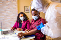 非洲裔美国男子和妇女戴着医疗面罩，穿着时髦的马萨拉夹克，注射考拉韦疫苗