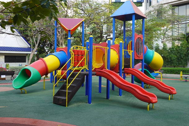 公园内多姿多彩的儿童游乐场-儿童角落