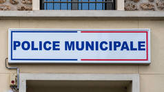 在地方警察局大楼正面用法文书写的写有地方警察字样的标牌