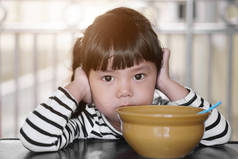 在带着温暖的阳光去学校学习之前，亚洲孩子们很可爱，或者是女学生有厌食症，或者是有空余的时候很伤心，挺身而出，或者用手放在饭桌上吃早餐