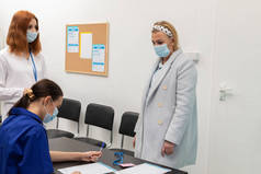 诊所入口处的医护人员会记录病人的个人资料及体温测量结果