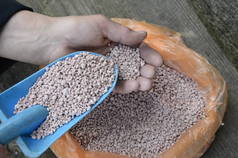 例如：（肥料颗粒）（把化肥包起来）（化肥袋中的化肥、模糊的背景、植物用的NPK肥料） 。.