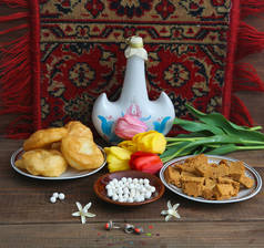 哈萨克人仍然按照民族风俗生活，戴着耳环Syrga salu，带着民族食品：鲍尔萨克、伊利米克、酸奶、 koumiss和木制背景的茶