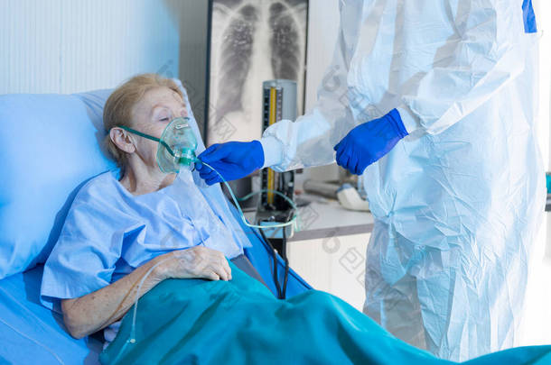医疗小组把氧气面罩交给<strong>检疫</strong>室的19岁老人病人。在禁区内，白人妇女患有肺部感染。2019-2020年全球大流行病的一部分