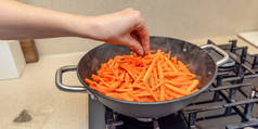 在大锅里煮小菜一碟真正的小菜一碟在胡萝卜中加入姜黄素,加入调味料.在家做小菜一碟
