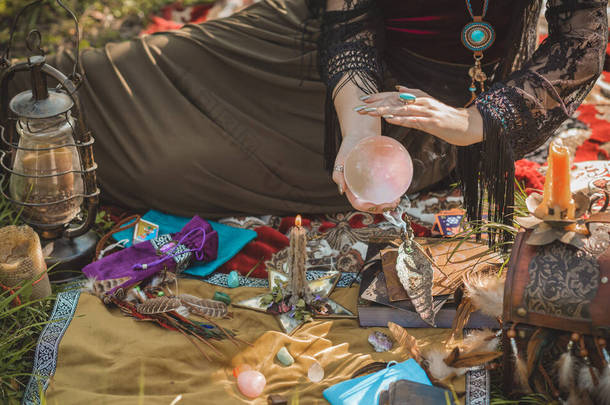 吉普赛人的灵魂...布荷女人，带着塔罗牌，蜡烛，田里的魔法球，生活方式，预言，万圣节服装的创意