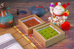 日本纳马巧克力：绿茶巧克力和纸盒中的黑巧克力，著名的日本风格的巧克力纪念品和情人节特别礼物。有选择的重点.