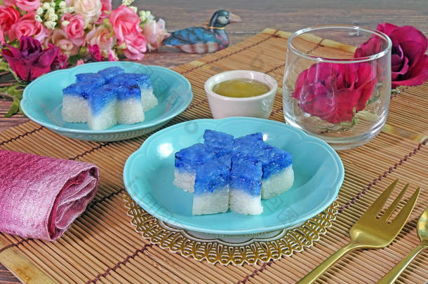 泰国甜品：薄薄的米糕和奶油蛋糕，在泰国普吉岛举行的佩拉那坎（巴巴-尼翁亚）文化婚礼的甜品。祝福新郎新娘的甜蜜和永恒的爱的吉祥食物