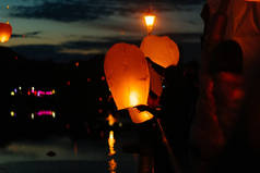 傍晚时分，日落时分，人们和他们的亲戚朋友们燃起了传统的灯笼。传统和旅行