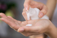 妇女的手使用肥皂、凝胶、乳膏或洗手液，闭合。卫生和皮肤护理。预防感染。有选择的重点.