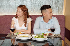 一对不快乐的年轻夫妇在有冲突和感情问题后没有在晚宴上说话