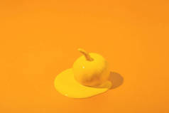 黄色万圣节南瓜与液体油漆流动。最小假期橙色概念背景.