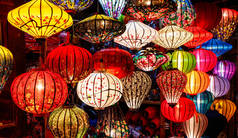 在越南的海安，彩色灯笼在夜晚闪耀 