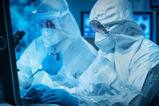 科学家们使用实验室设备、显微镜和<strong>计算机</strong>技术在一个现代科学实验室工作。新疫苗的发明。科学与健康概念.