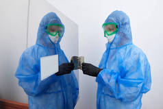 操作现代实验室高压灭菌器的实验室工作人员