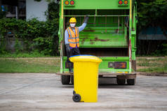 垃圾回收车的回收工人，装卸垃圾和垃圾桶的工人，工作中的垃圾回收工人.