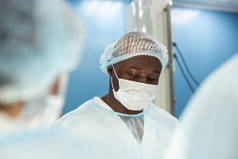 穿着制服和医疗面具的医生在外科手术中的画像