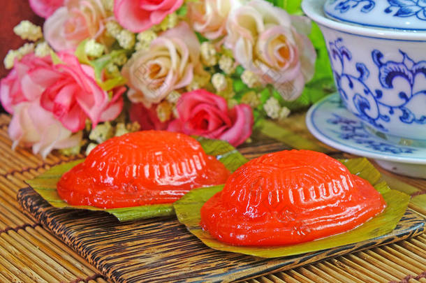 红龟蛋糕（Ang Ku Kueh或Kue Ku）是中国著名的幸运糕点，在中国的所有节日和生日中都以长寿、好运和富足而闻名，在中国和东南亚很受欢迎