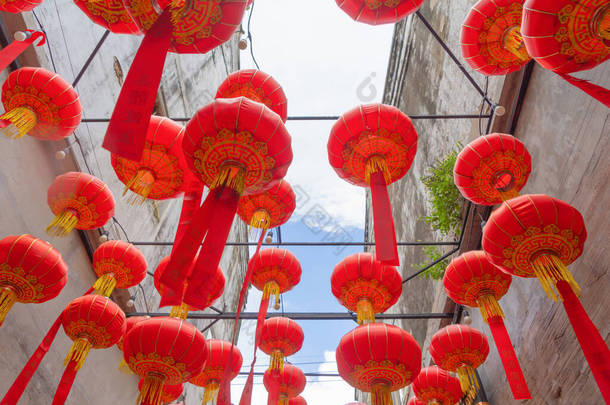在亚洲农历新年文化<strong>背景</strong>下，中国城寺户外彩灯上挂着红灯笼.