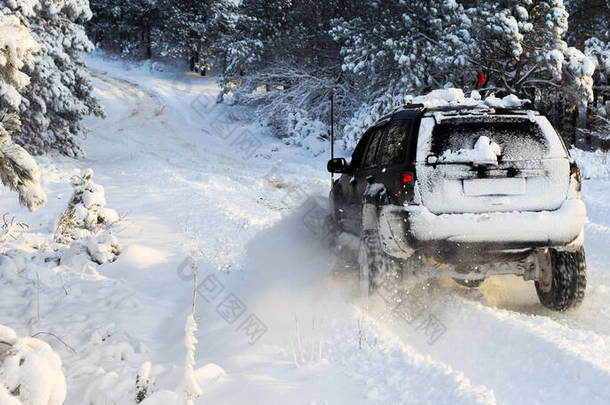 2016年1月1日，土耳其伊斯坦布尔，一辆四轮驱动的SUV越野车在雪地上行驶，冬季，非常冷