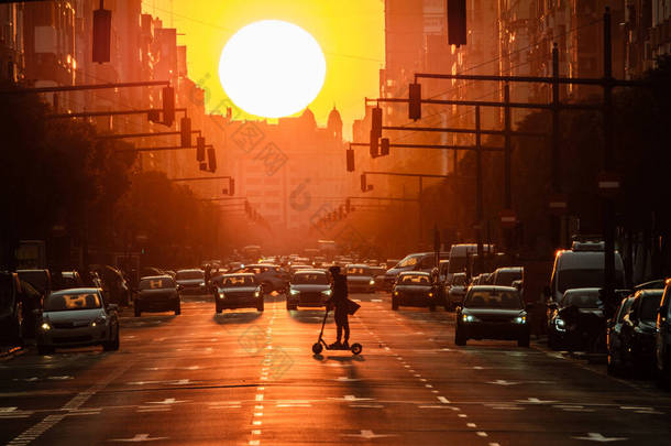 瓦伦西亚港湾大道，日落时分的太阳，电动车和汽车上的人物形象