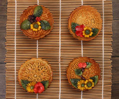 五彩缤纷的月饼中国中秋节装饰竹席背景